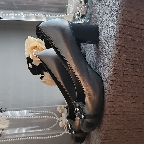 Womens size 10 black pump - Picture 2 of 5